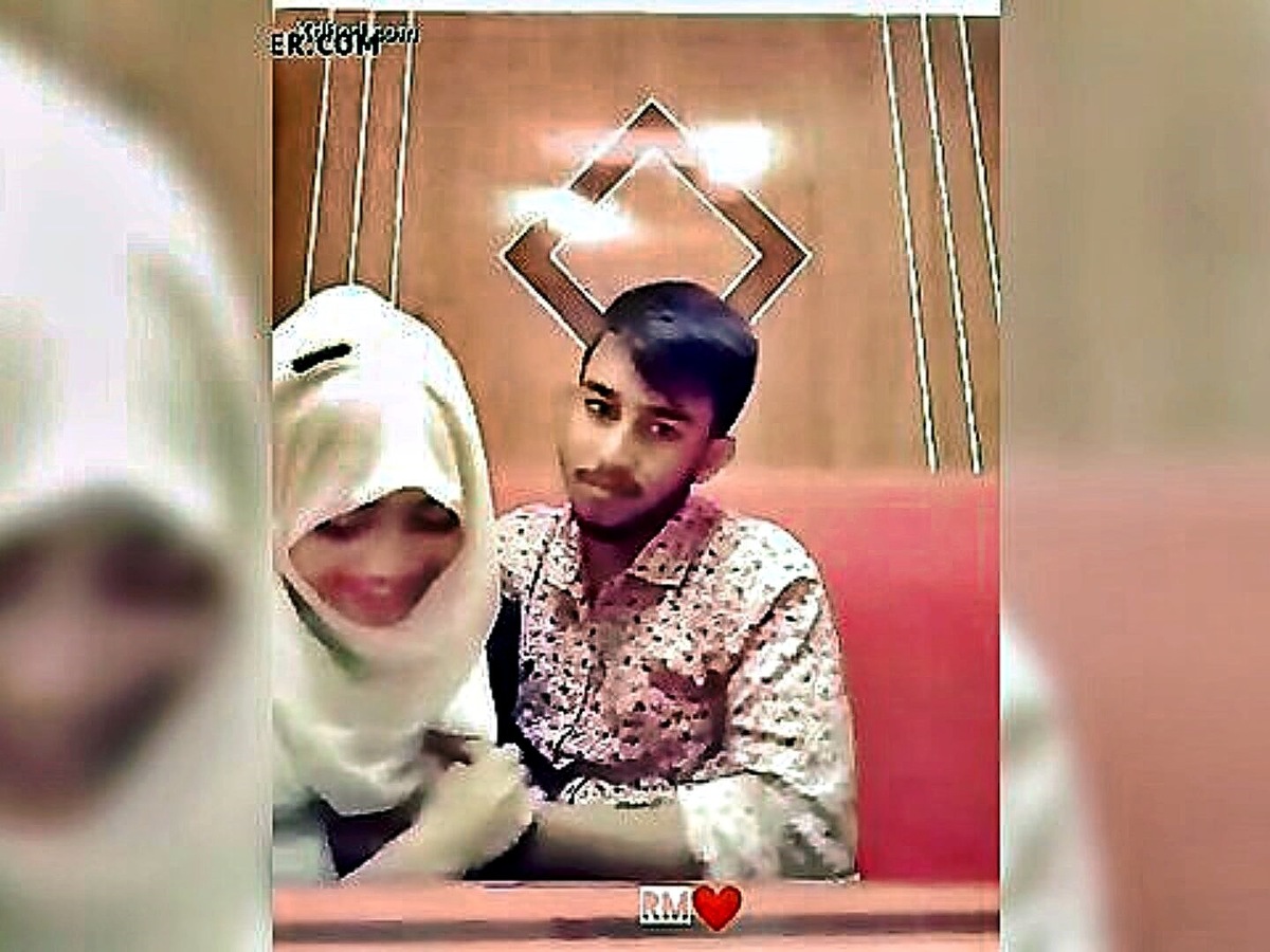 Bangladeshi Couple Enjoys Passionate And Steamy Smooch In Restaurant - XXXBP