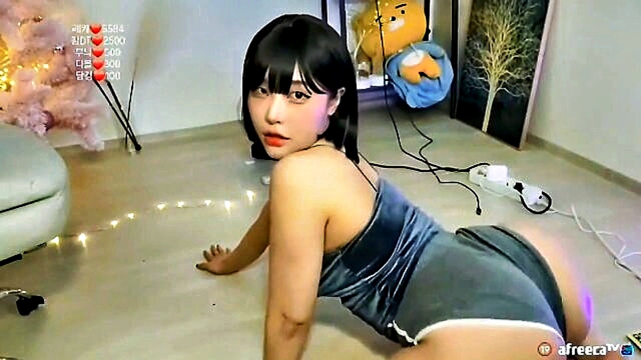 Korean Woman Shakes Her Ample Booty While Performing Solo Twerking - XXXBP