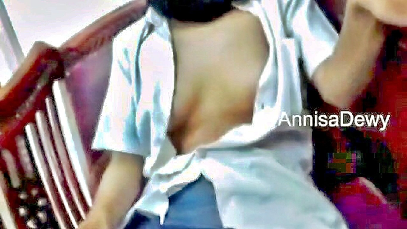 Watch A Young Indonesian Teen Masturbate Memek In High Definition - XXXBP